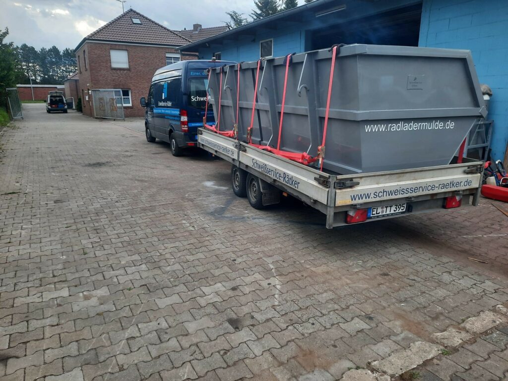 Gerade gefertigte Radladermulden, fertig zum Transport auf dem Firmenanhänger